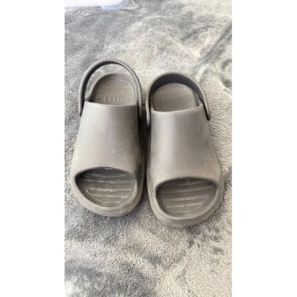 Reef slip on sandals 11